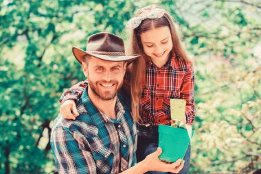 bahar köyü ülkesi. Baba ve kızı çiftlikte. Küçük kız ve mutlu adam baba. Toprak günü. Yeni bir hayat. Ekoloji ortamı. Toprak ve gübre. Aile çiftliği. Ziraat. Kadın çiçekçi iş başında.