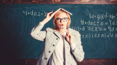 Yaratıcı öğretmen motivasyon kıvılcım. İlham arıyorum. Kadın kitap ve kalem tebeşir arka plan tutun. Yaratıcı ve modern. İlham veya yaratıcılık kriz kavramı. Yaratıcı öğretmen olmayı öğrenin