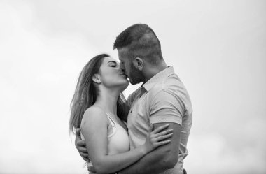 Daha yeni evlendim. Balayı konsepti. Romantik ilişkiler. Gerçek aşk. Aile sevgisi. Aşık bir çift. Sevimli bir ilişki. Erkek ve kadın doğa arka plan sarılmak. Onu destekliyor. Sonsuza kadar beraber. Aşk hikayesi