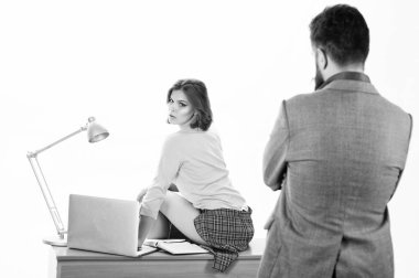 Yeni bir ofis çalışanı. Erkek ona bakarken masaüstünde oturan sevimli kadın çalışan. İşyerinde profesyonel kadın çalışan. Seksi idari çalışan veya sekreter