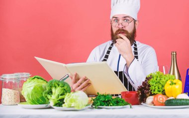 Salatalar için yemek. Şapkalı Şef adam. Gizli tat tarifi. Sakallı adam mutfakta yemek pişirmek, mutfak. Vejetaryen. Sakallı olgun şef. Diyet ve organik gıda, vitamin. Sağlıklı gıda pişirme