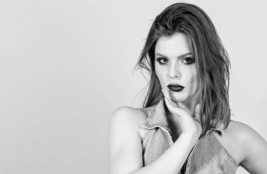 Kusursuz görünüşünden emin. Şehvetli moda modeli bob saç modeli. Kadınsı ve göz alıcı. Çekici kadın makyaj yüz. Koyu dudaklar ve dumanlı gözler. Mükemmel makyaj. Makyaj kozmetik kavramı