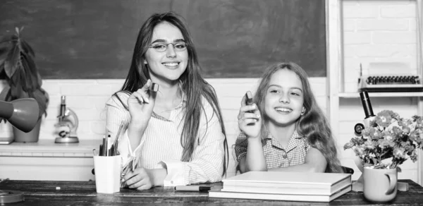 드로잉으로 창의력을 표현하세요. 행복한 교사와 작은 아이가 그리기 펜을 들고 있습니다. 어린 소녀와 귀여운 여자는 그리기 마커를 사용합니다. 아이들을위한 그리기 수업과 공예 — 스톡 사진