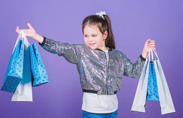 Wow. szuper eladó. Boldog gyermek. Kislány ajándékokat. Kis lány bevásárló táskák. különleges ajánlat. Üdülési vásárlás megtakarítás. Eladási engedmények. Gyerek divat. az üzlet asszisztense. Wow, Nézd, mit kaptam — Stock Fotó