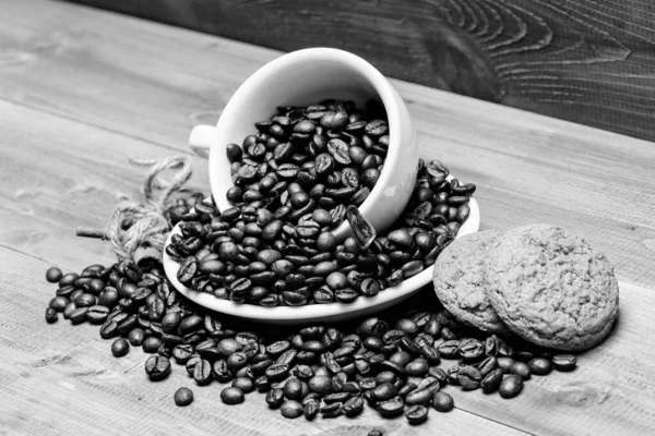 영감과 에너지 충전을 위한 음료. 컵 풀 커피 브라운 볶은 콩 블루 나무 배경입니다. 카페 음료 메뉴. 귀리 쿠키와 커피 휴식. 신선한 볶은 커피 콩. 카페인 개념 — 스톡 사진