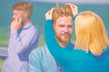 Yüz yüze görüşme kavramı avantajları. Ortaklar birbirlerine görmek çok güzel. Kaç adam gergin telefon konuşma ile flört mutlu. Çift meşgul işadamı telefonla konuşurken eğleniyor