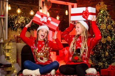 Eğlence ve tezahürat. Çocuklar mutlu noel arifesi. Hediye paylaşımı. Paylaşım yeteneği. Cömertliği gündeme getir. Noel hediyesi konsepti. Kız kardeşlik. Kız arkadaşlar Noel 'i kutluyor. Boks günü. İyi tatiller.