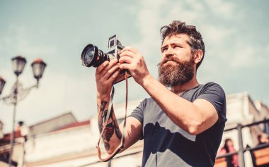 Uzun Sakal çekim fotoğrafları ile adam. Manuel ayarlar. Fotoğrafçı Vintage kamera tutun. Modern Blogger. İçerik yaratıcısı. Adam sakallı hipster fotoğrafçı. Sakal ve bıyık ile fotoğrafçı