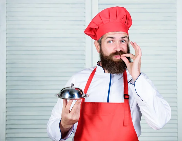 Servir comida. Culinária culinária. homem detém bandeja de prato de cozinha no restaurante. Cozinhar alimentos saudáveis. Hipster maduro com barba. Dieta de alimentos orgânicos. Homem barbudo feliz. Receita de chef. Isto é perfeito. — Fotografia de Stock