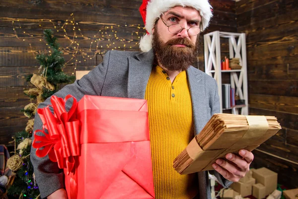 Serviço de entrega de presentes. Carta para o Pai Natal. Posto para o Pai Natal. Homem barbudo hipster usar Papai Noel segurar um monte de letras e caixa de presente. Homem maduro barbudo com óculos recebeu posto para santa — Fotografia de Stock