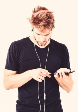 Radyo dalgası. Pop müzik. Mp3 çalar kavramı. Ses kulaklıklarının keyfini çıkarın. Müzik aleti. Müzik aksesuar aletleri. Adam müzik online kulaklık ve akıllı telefon dinleyin. Müzik uygulaması. Modern teknoloji