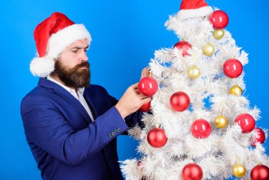 Güzel dekor. Noel ağacını süsle. Sakallı Noel Baba patron kutlamalara hazırlanıyor. Noel süsleri. Yeniden kullanılabilir Noel ağacı. Kış süslemeleri. Gelenek kavramı. Aralık rutini