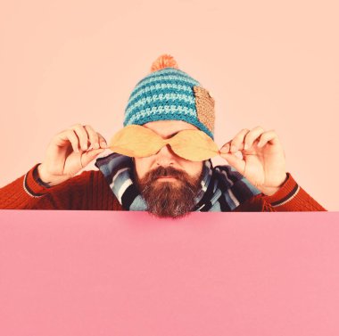 Sonbahar ve soğuk hava kavramı. Adam kiraz ağacı yapraklarını tutuyor.