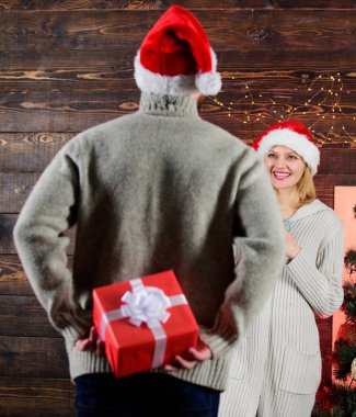 Cömertlik ve nezaket. Karısını şaşırtıyor. Sevgilim için sürpriz hazırla. Kış sürprizi. Arkasında hediye kutusu taşıyan bir adam. Gülen surat Noel Baba. Noel sürprizi konsepti. Verme ve paylaşma