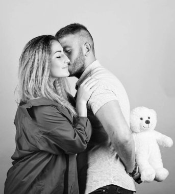 Sevgiyle hediye. aşık çift. aile ilişkileri ve mutluluk. aile değerleri. sevgililer günü hediyesi. seksi kız ve adam oyuncak ayı tutun. romantik bir ilişki. aşk tarihi. erkek ve kadın kucaklamak