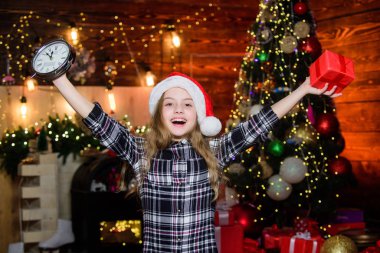 En iyi Noel hediyesi. Kırmızı şapkalı küçük kız. Alışveriş günü. Mutlu yıllar. Elf çocuğu. Xmas ağacı. Tatil alışverişi. Noel Baba 'nın küçük kızı. Noel alışverişi. Noel zamanı. Alışveriş satışı