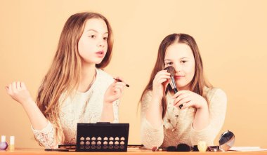 Tarzıyla deney yapıyor. Makyaj sanatı. Kozmetik çanta konseptini araştır. Salon ve güzellik salonu. Makyajla oynamak gibi. Makyaj kursları. Küçük kızlar kozmetik ürünleri seçiyor. Makyaj mağazası