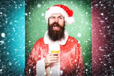 Komik sakallı Noel Baba Adam