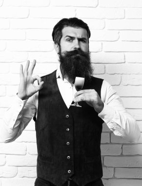 Gerçekten yakışıklı sakallı bir adam.