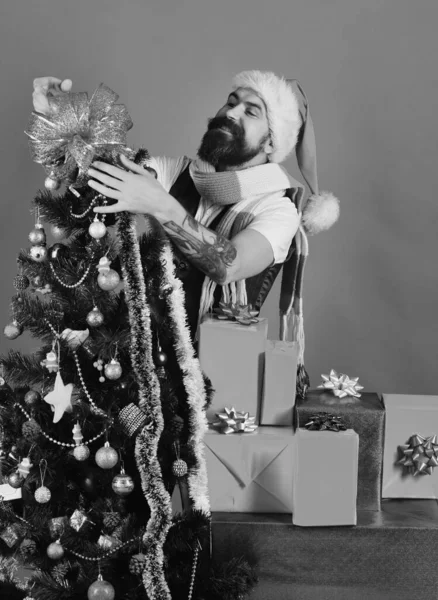 Cadeaux de Noël et concept de vente. Homme barbu — Photo