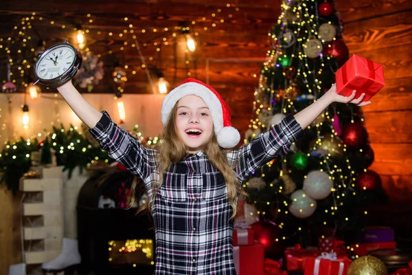 El mejor regalo de Navidad. Niña con sombrero rojo. Día de compras. Feliz año nuevo. Niña elfa. Árbol de Navidad. Compras de vacaciones. Santa Claus niña. Compras de Navidad. En Navidad. Venta de compras —  Fotos de Stock