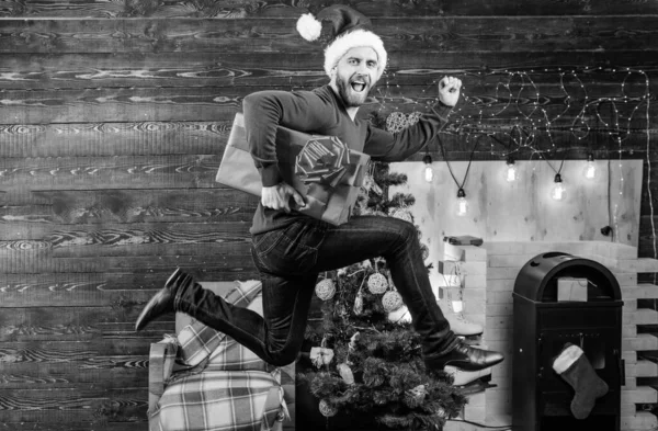 男サンタ帽子は急いで時間のギフトを提供します。広がる幸福感と喜び。モーション ジャンプでひげを生やした男。配信クリスマス プレゼント。ギフト配達。まだ時間があります。配信サービス。クリスマスが来ています。 — ストック写真