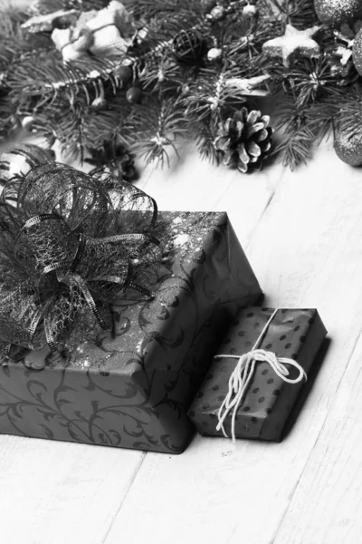 Decorações de Natal em fundo textura de madeira branca. — Fotografia de Stock