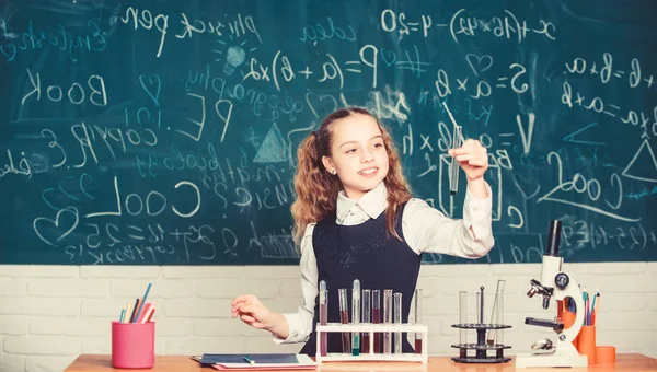 Jövő microbiologist. Iskolai laboratórium. Lány okos diák magatartás iskolai kísérletet. Iskolás diák tanulmány kémiai folyadékok. Iskola kémia lecke. Kémcsövek anyagokkal. Formális nevelés — Stock Fotó