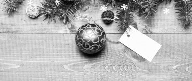 Noel dekorasyonları ahşap arka plan üstten görünüm. Noel önceden hazırlama ipuçları. Dekoratif top oyuncak ve hediye etiketi kopya alanı. Kış ve Yılbaşı tatil kavramı. Noel için hazır olun