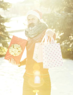 Yakışıklı Noel Baba ve hediye