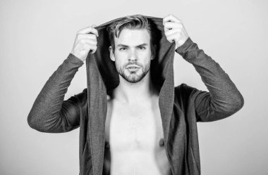 Her zaman formda. kaslı adam mükemmel bir görünüm. denim tarzında seksi maço. erkek moda ve güzellik. Traşsız adam. kapüşonlu ceketli adam. Guy model. mükemmel vücut şekli. vücut bakımı ve sağlıklı yaşam