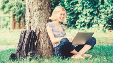 kız blogger sosyal ağ için yazı yazmak. dizüstü bloglama ile modern kadın. Kadın kahve içer. Bloglama için ilham kaynağı. kız not defterine blogunu çalıştırAn. yaz online. Çok çalışmak için ilham