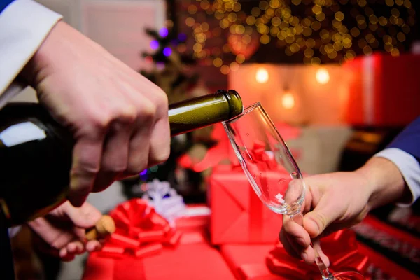 Στην υγειά μας. Τελευταία στιγμή πριν την Πρωτοχρονιά. Πιες σαμπάνια ή ανθρακούχο κρασί. Γιορτάστε το νέο έτος με σαμπάνια. Χέρια ρίχνει σαμπάνια σε κομψό γυαλί Χριστούγεννα διακόσμηση φόντο — Φωτογραφία Αρχείου
