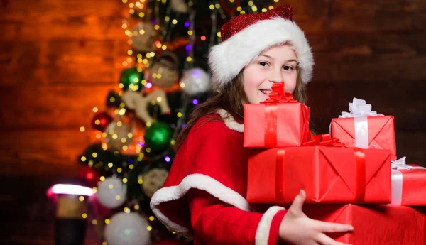 Julen är dags att ge. Festlig stämning på juldagen. Flicka jultomte kostym hålla jul presentförpackning. Köp present nu. Öppen gåva. Lyckliga ögonblick. Vintersäsongsförsäljning. Shopping och rabatt — Stockfoto