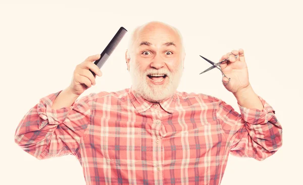 A desfrutar da rotina matinal. tesoura de barbear kit de ferramentas. homem barbudo maduro isolado no branco. cortar e escovar o cabelo. velhote sem barba tem bigode e barba. conceito de barbearia. acessórios de barbear — Fotografia de Stock