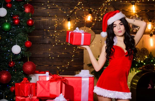 Bellissima bellezza. donna sexy in cappello di Babbo Natale. Ragazza sensuale in lingerie erotica. ragazza con scatola regalo rossa. felice anno nuovo. Buon Natale a tutti. regalo di Natale perfetto. Il miglior regalo di sempre. sentire il desiderio — Foto Stock