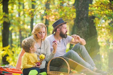 Bahar havası. Mutlu bir aile günü. Güneşli hava. Sağlıklı yiyecekler. Anne, kovboy baba küçük çocuklarını sever. Aile pikniği. Ebeveynleri ile mutlu oğlu sonbahar ormanda dinlenmek. Mükemmelliğe barbekü