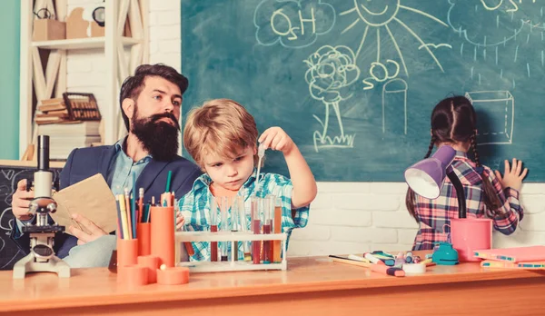 Het is ongelofelijk. kinderen maken van wetenschaps experimenten. Onderwijs. Wetenschap en onderwijs. chemie lab. gelukkige kinderen leraar. terug naar school. experimenten doen met vloeistoffen in het chemie laboratorium — Stockfoto