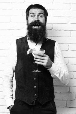 Gülümseyen yakışıklı sakallı adam