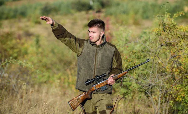 Mira ahí. Notado juego. Hombre brutal sin afeitar guardabosques fondo de la naturaleza. Permiso de caza. Caza brutal pasatiempo masculino. Temporadas de caza y captura. Barbudo cazador serio pasar tiempo libre caza —  Fotos de Stock