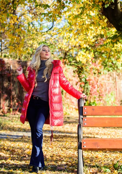 Куртка для осеннего сезона. Женщина модная блондинка с гримерным стендом в осеннем парке. Девушка носит красный яркий теплый пиджак. Осенняя мода. Леди привлекательная модница позирует в пиджаке — стоковое фото
