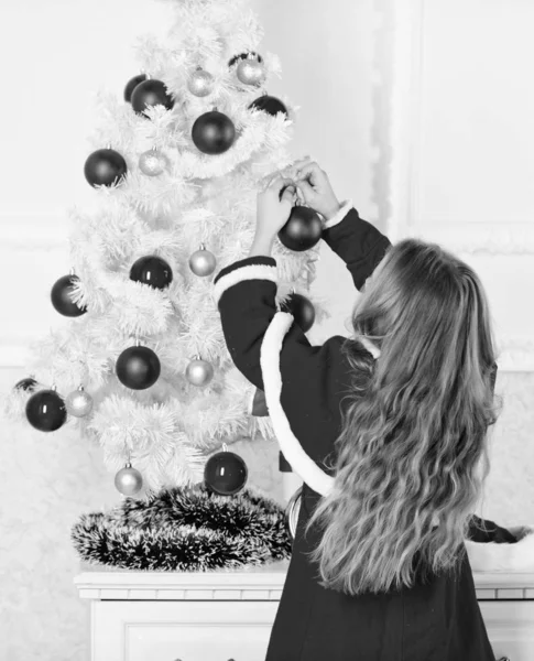 Criança comemorar o Natal em casa. Dia preferido do ano. Celebração de Natal. Entusiasmem-se com o Natal. Menina menina traje festivo perto da árvore de Natal. Conceito de felicidade infantil — Fotografia de Stock