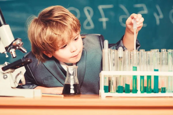 Σχολική εκπαίδευση. Εξερευνήστε τα βιολογικά μόρια. Παιδί μεγαλοφυής. Αγόρι κοντά στο μικροσκόπιο και δοκιμαστικούς σωλήνες στη σχολική τάξη. Τεχνολογία και επιστημονική αντίληψη. Παιδί μελέτη βιολογία και χημεία στο σχολείο — Φωτογραφία Αρχείου