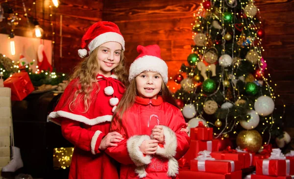 圣诞节快乐。快乐的家庭庆祝新年。圣诞节的时候。喜欢寒假。戴着红色桑塔帽子的小女孩。等待圣诞节礼物。冬季购物销售。小妹们要礼物 — 图库照片