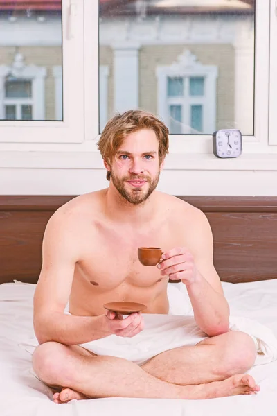 早上第一件事。每天早上和他的咖啡。男人留着胡须英俊的大男子主义者拿着一杯咖啡。最好的时间有你的一杯咖啡。男迷人的外观男人喜欢热新鲜煮咖啡 — 图库照片