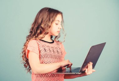 yayıncılık iş. evde eğitim. dizüstü bilgisayar ile mutlu küçük kız. dijital çağda çocuk gelişimi. bilgisayar oyunları oynamak. online alışveriş. okul projesi. iş kurmak. iş eğitmeni