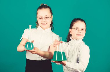 Küçük çocuklar ders çalışır. Kimya dersi. Kimyayla eğleniyorum. Eğitici deney. Kimya eğlencesi. Bilgi toplama günü. Renkli kimyasal sıvıları olan liseli kız. Eğitim konsepti. Güvenlik önlemleri