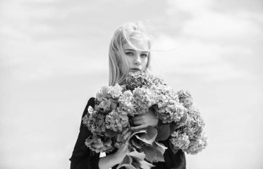 Kız ihale sarışın ortanca buket tutun. Bahar çiçekleri. Polen alerjisi. Dişiler çiçeklere bayılır. Bahar öznitelikleri. Alerji olmadan bahar keyfini çıkarın. Alerjiden arınmama hayatı. Alerji çiçeklenme mevsimini durdurun