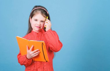 Kompozisyon yazın. Edebiyat Kulübü. Kişisel günlük. Çalışma ve öğrenme. Şiir yazarı. Kız kitap ve kalem mavi arka plan tutun. Çocuk kitabı yazıyor. Kitap konsepti. Kalkınma eğitimi. Ödev egzersiz