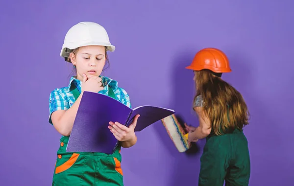 Bauingenieur Architekt. Kinderarbeiter mit Bollenhut. Entwicklung der Kinderbetreuung. Kleine Mädchen reparieren gemeinsam in der Werkstatt. Werkzeuge, um sich zu verbessern. Reparatur. Berufszukunft. professioneller Ingenieur. — Stockfoto